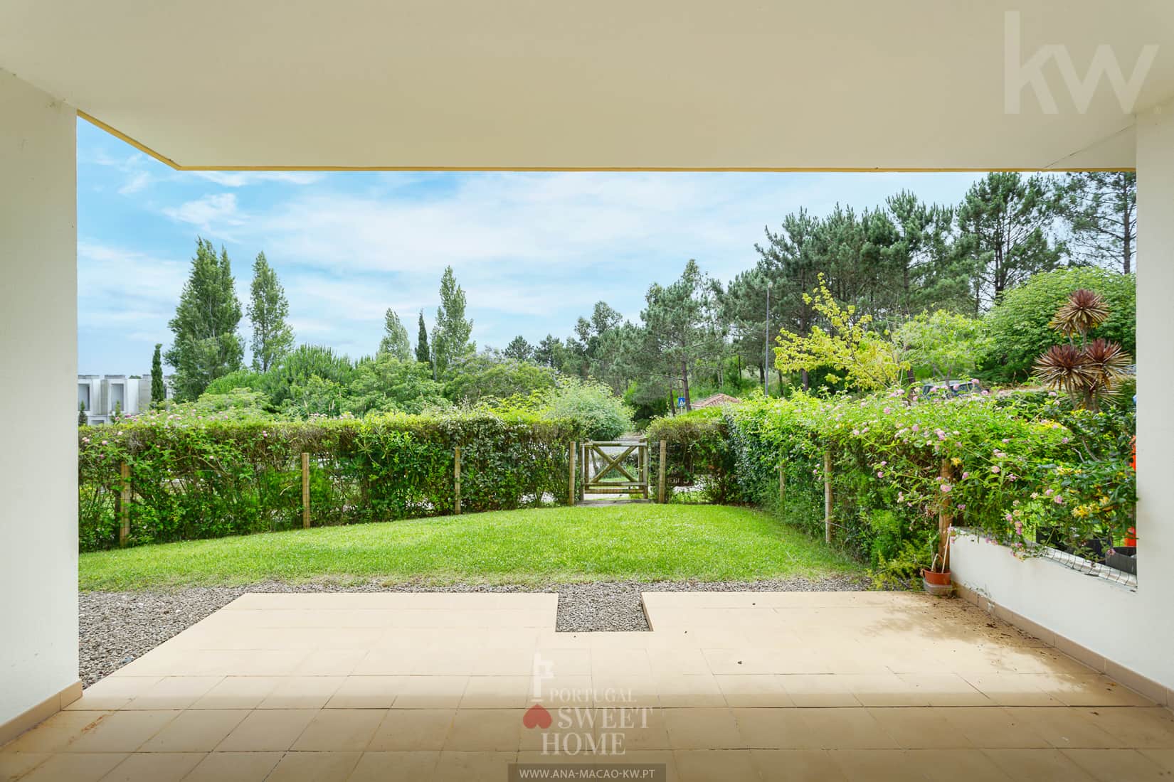 Terrace (22.5 m²) open to the garden (32.2 m²) 